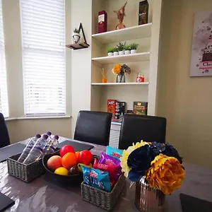4br Modern Botanic House Belfast